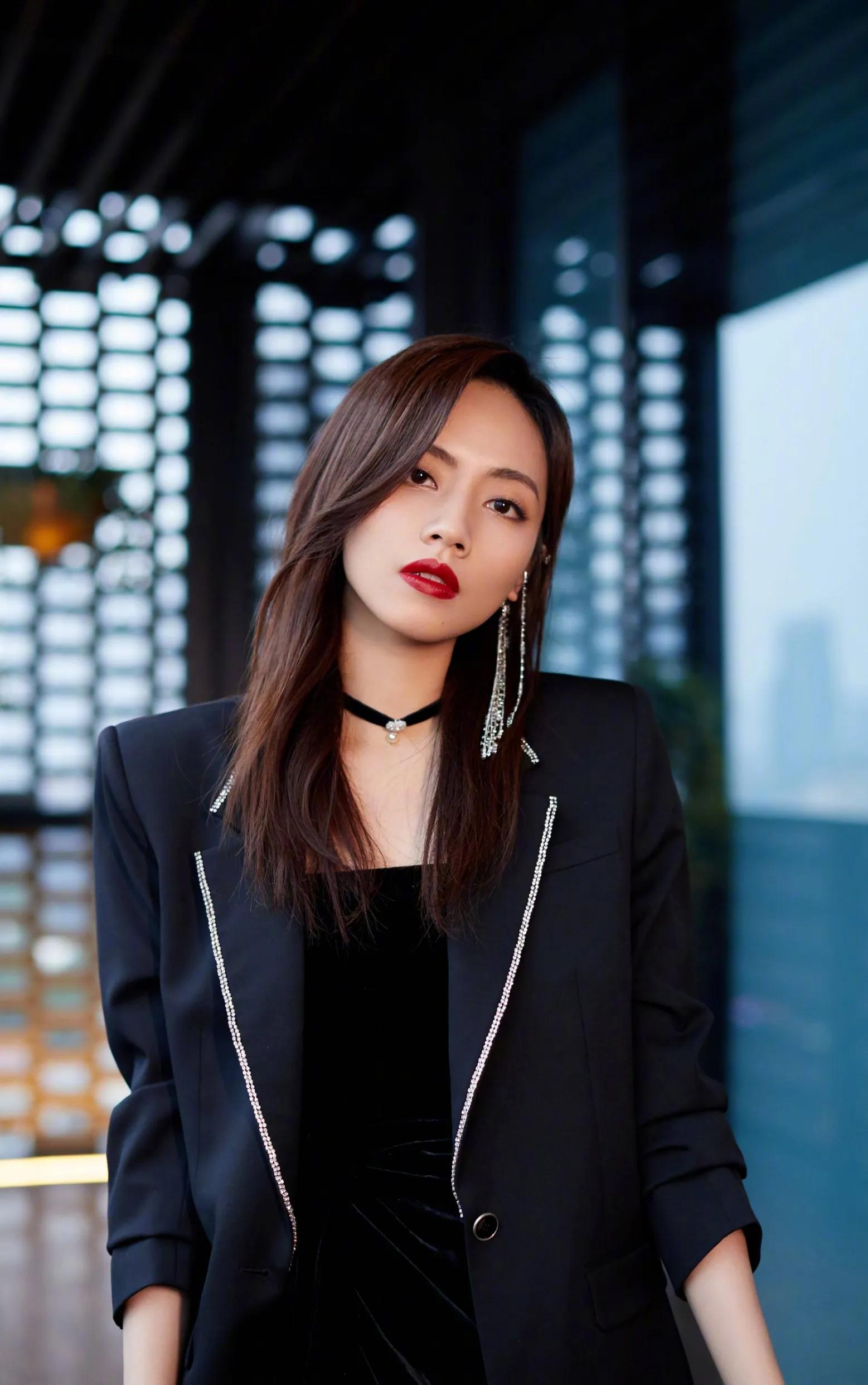 刘惜君的时尚穿搭，每一套都好看，她的每一面，都能给人美的享受