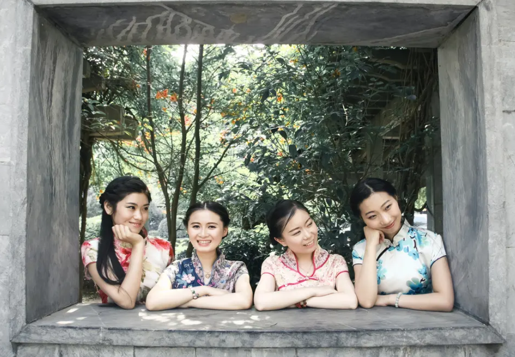 大学“旗袍”毕业照火了，既有气质又有内涵，网友：是恋爱的感觉