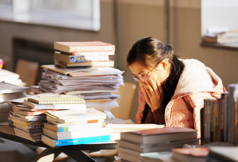 女生宿舍养猫被举报，宿管阿姨查寝哭笑不得，只因橘猫太胖藏不住