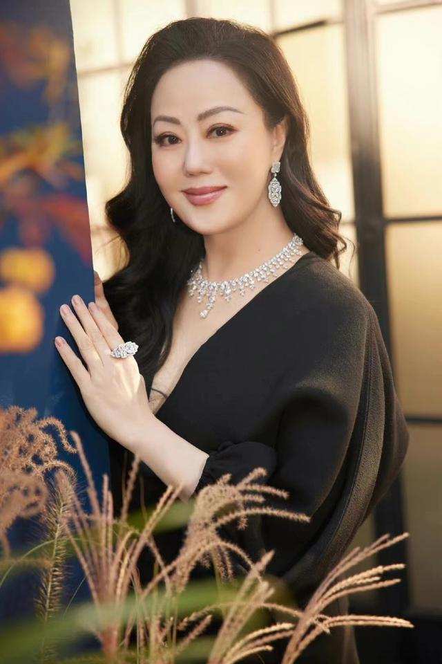 微胖女人穿衣还得看章小蕙，近60岁身材珠圆玉润，依旧美艳显贵