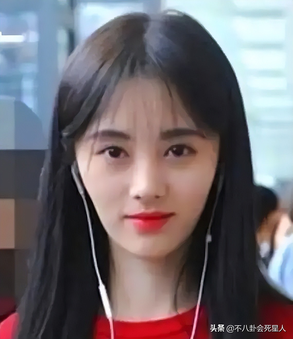 娱乐圈“假下巴”大赏，又尖又翘，一笑下巴原地起飞太吓人