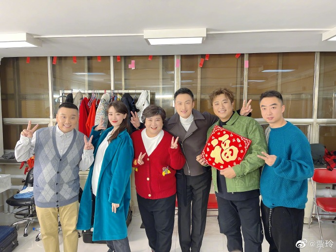 贾玲小品口碑差强人意，全是谐音梗，张小斐湖绿色外套意外火了