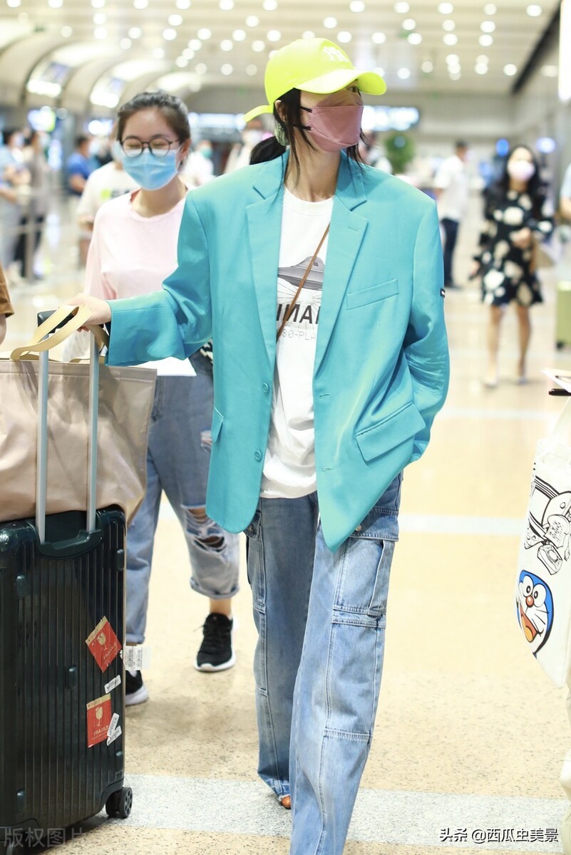谭维维现身北京机场，湖蓝色西服个性靓眼