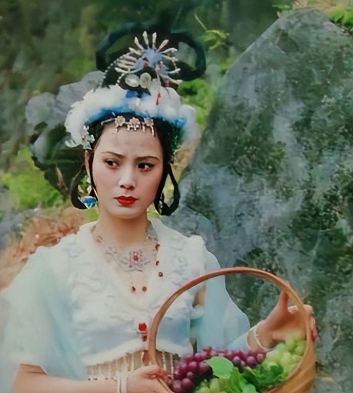 郑益萍饰演的玉面狐狸是也算是西游记里的美人了,眼