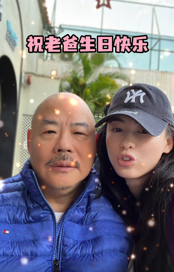 张柏芝爸爸生日罕露面！光头眼睛浮肿胡子半白，被女儿亲表情严肃