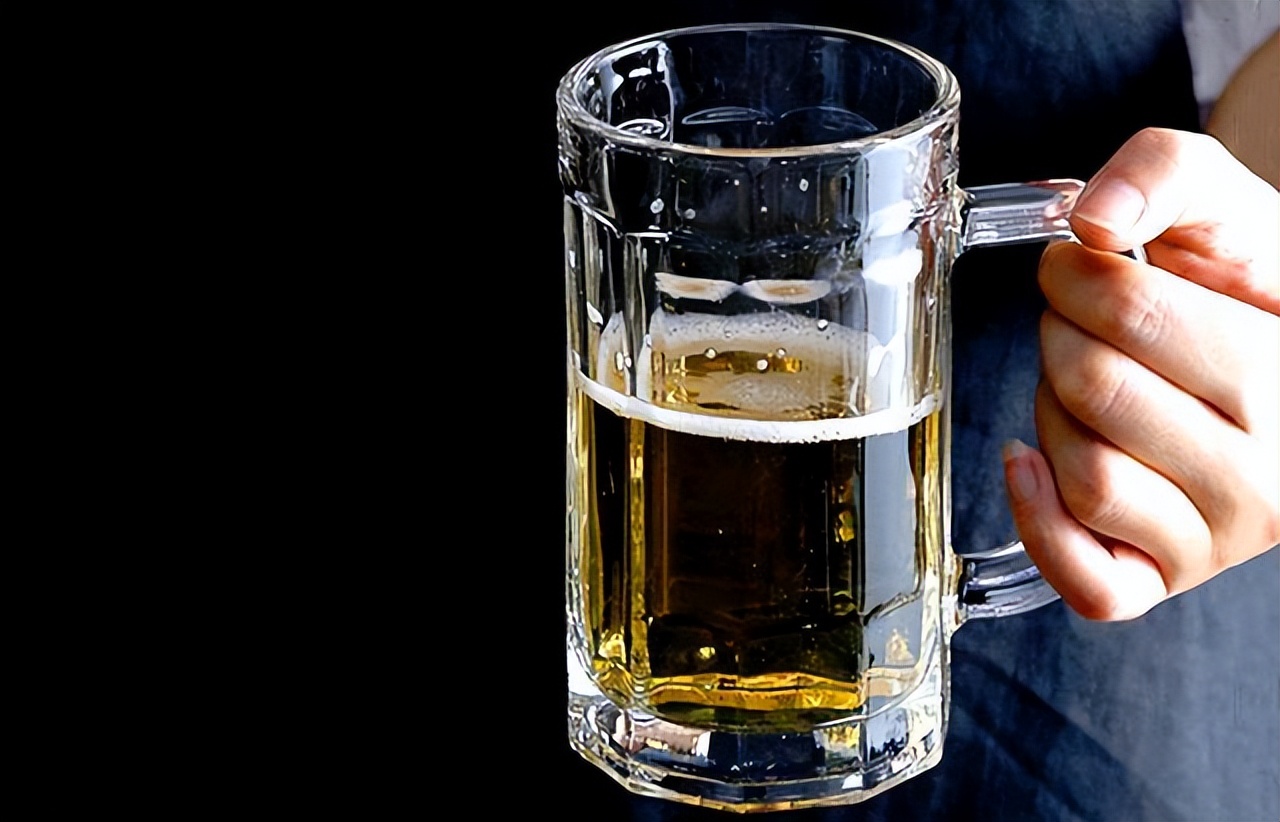 夏天高血压患者要留意这3件事，警惕1种水果，稳定血压防心梗