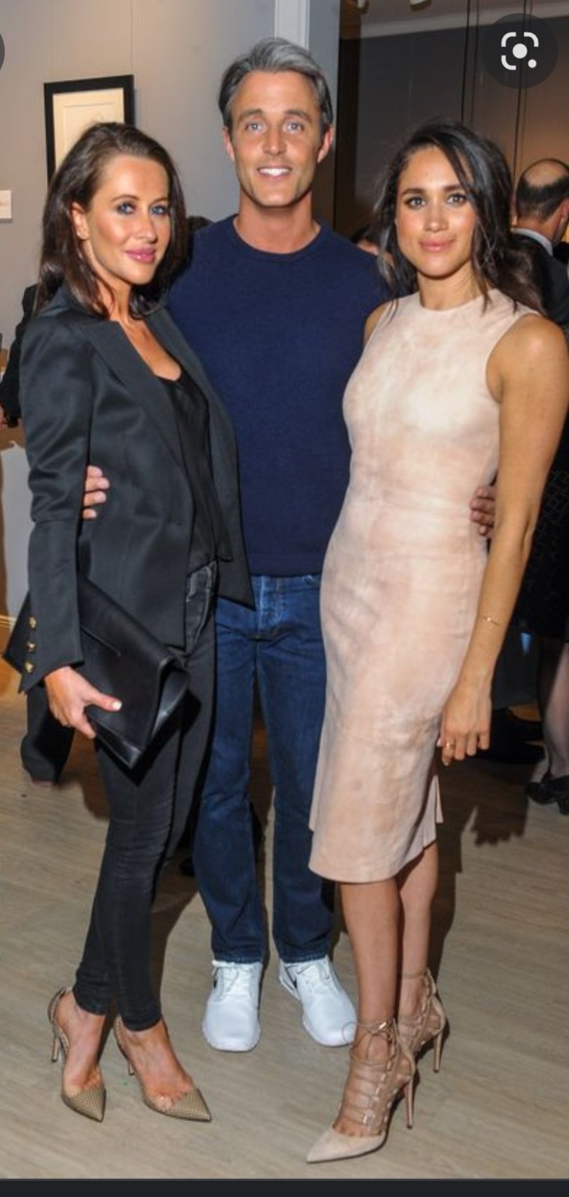 做代言人时顺走的高跟鞋，梅根还在拍订婚照时穿？网友：非常像