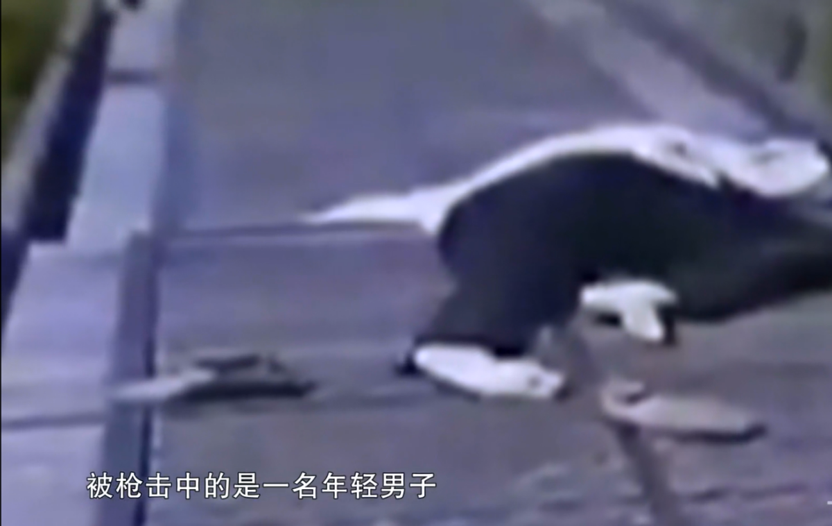 2009年，杀人狂魔王厚军持枪与武警对射，被武警当场击毙