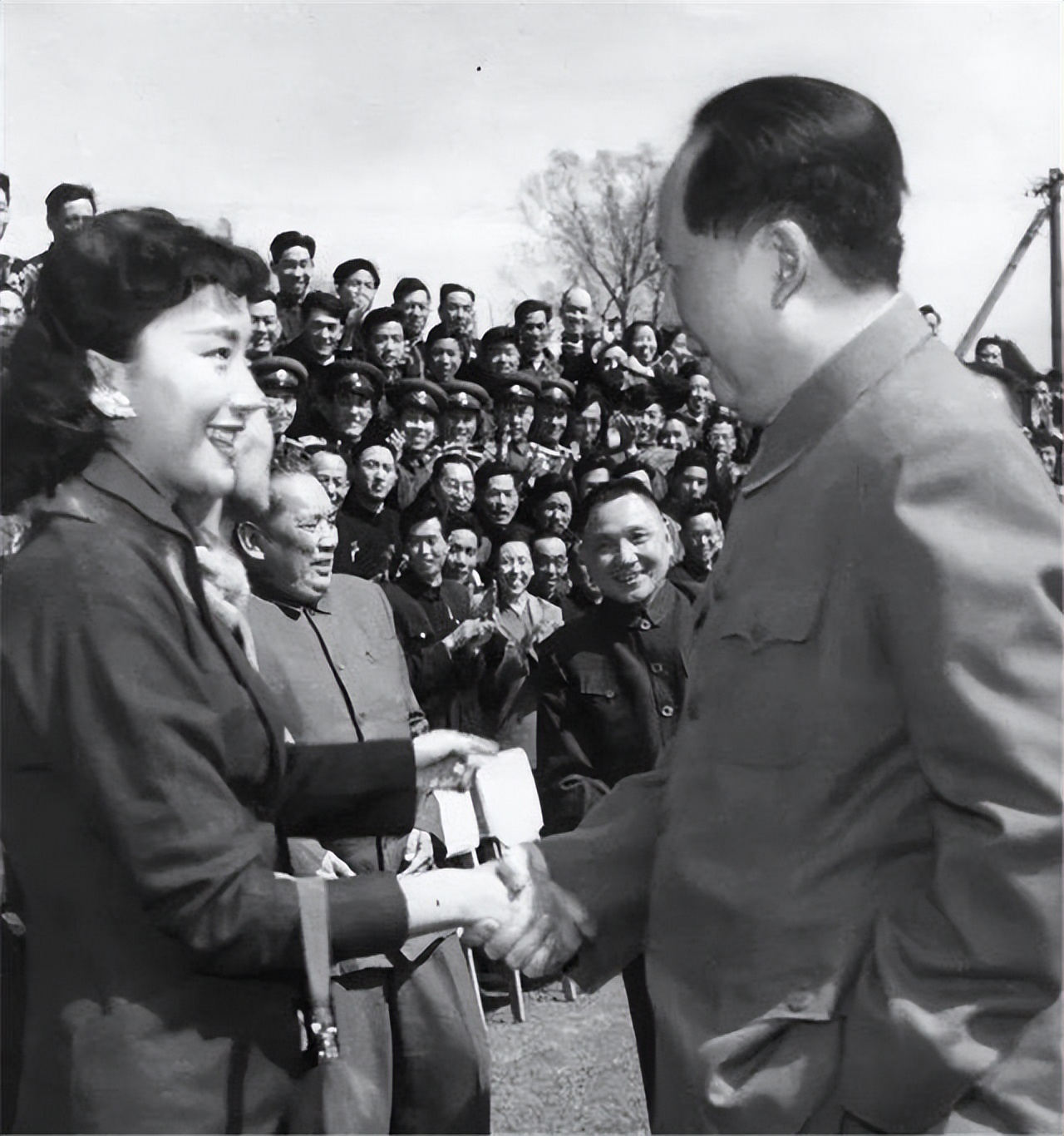 夏梦：美貌堪比赫本，比赫本幸福！曾受毛泽东接见，金庸追她7年