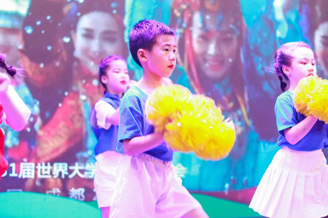 天府新区华阳实验小学举行“童星耀五月·艺术绽花开”群舞比赛