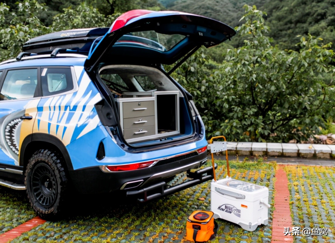 钓鱼功能方面比吉利豪越多做了一些设计轮胎也是越野轮胎加装了车顶