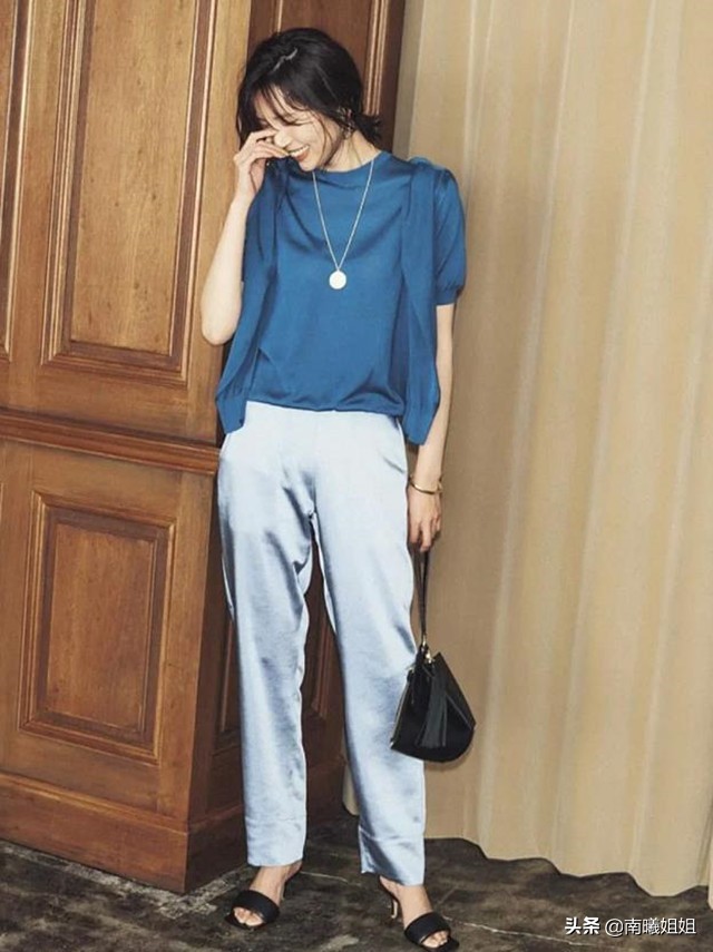 这是我见过最优雅的50+妈妈，不露腰不秀腿，却比明星还有气质