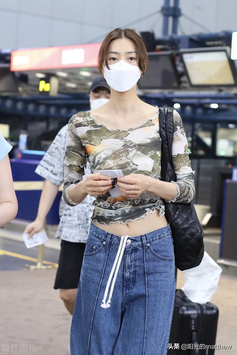 刘雯印花七分袖搭牛仔裤现身机场，自拿行李匆忙赶行程