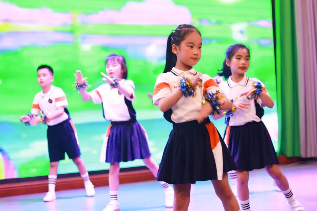 天府新区华阳实验小学举行“童星耀五月·艺术绽花开”群舞比赛