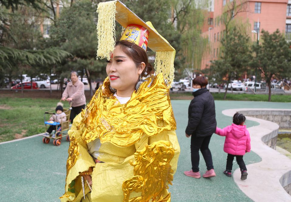 河南一女子模仿武则天，泡面当王冠，麻袋做龙袍，23家公司求签约