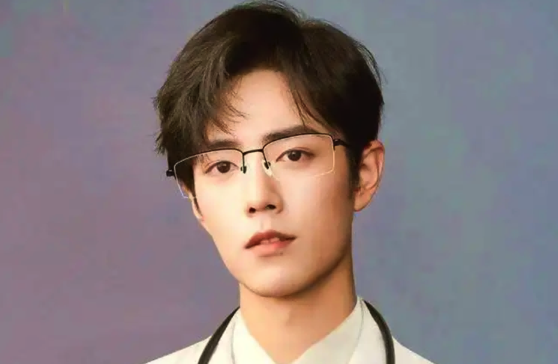 同样是“眼镜造型”，把肖战王一博和吴启华放一起，差距就出来了