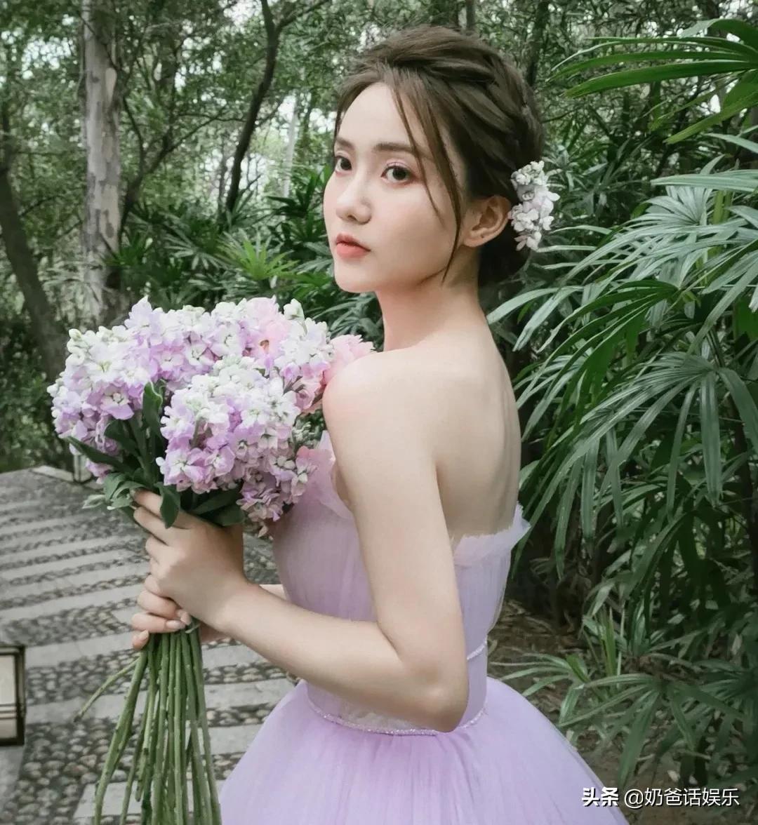 百万粉女网红晒素颜照，粉丝承受万分暴击，直呼“仿佛换了个头”