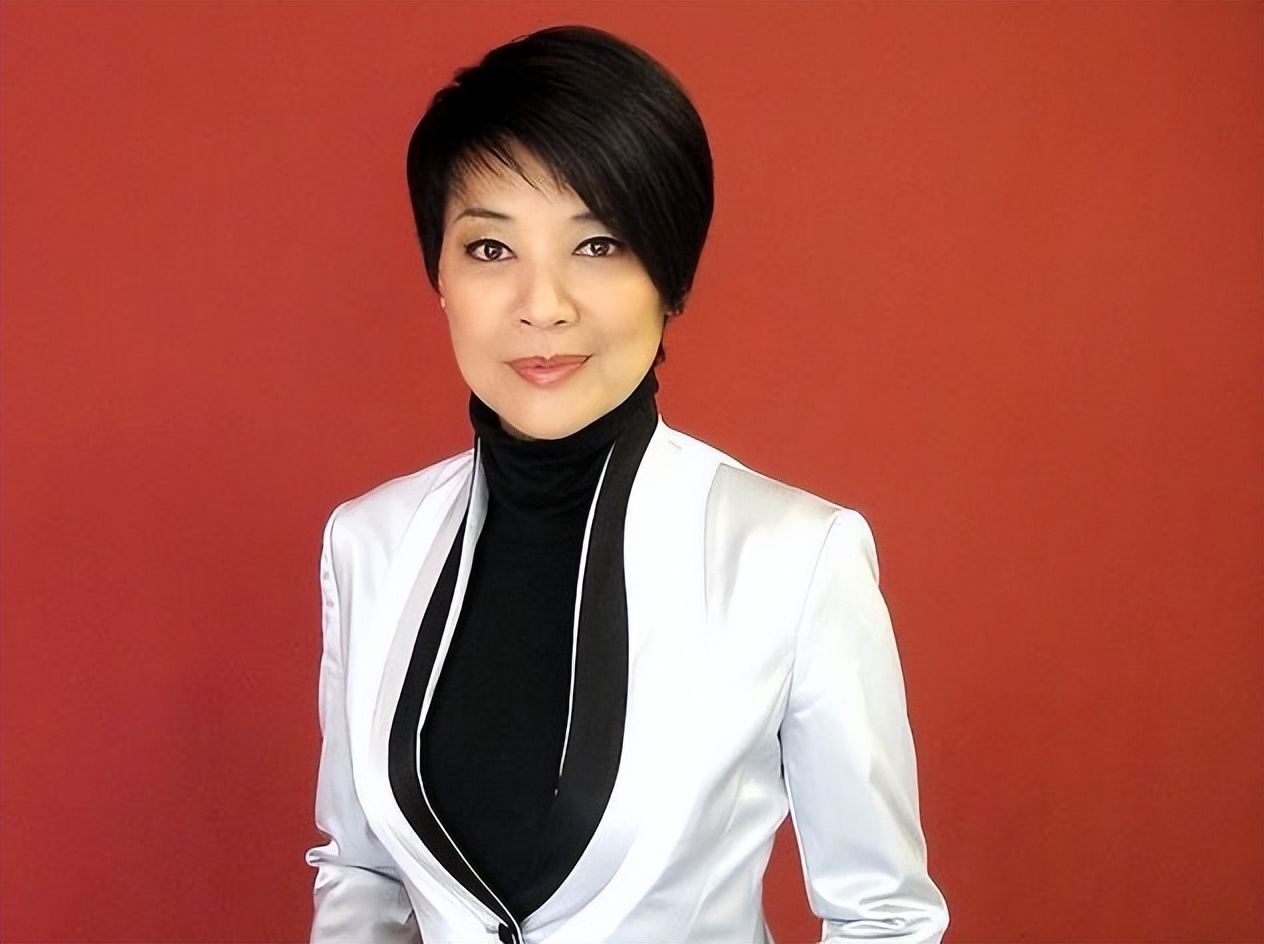 恭喜！知名女星两度抗癌成功宣布复出，满头灰白发出镜略显沧桑