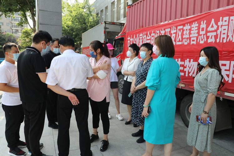 驻马店市女企业家协会向开发区慈善总会捐赠3万余元抗疫物资