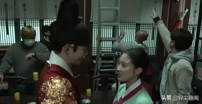 韩剧高甜吻戏幕后！《僵尸校园》班长秀赫吻17次