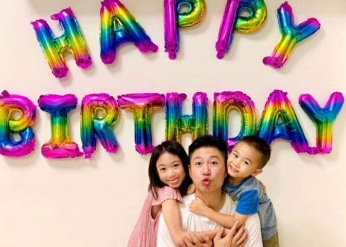 8岁奥莉长大了！婴儿肥变小美女，紧搂爸爸合影场面温馨