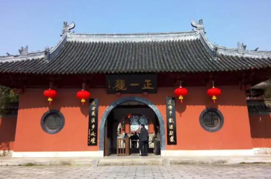 1969年，最后一任张天师撒手人寰后继无人，接班乱象频出