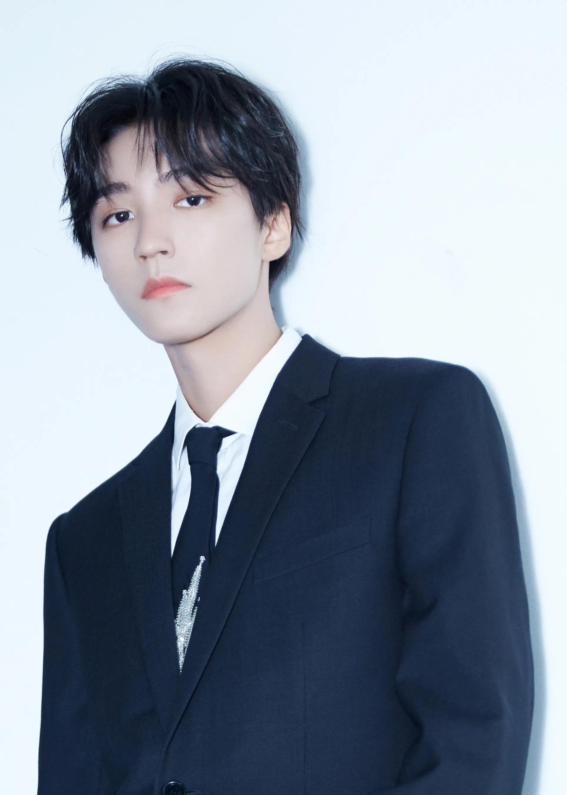 王俊凯刺绣工艺装点黑色西装