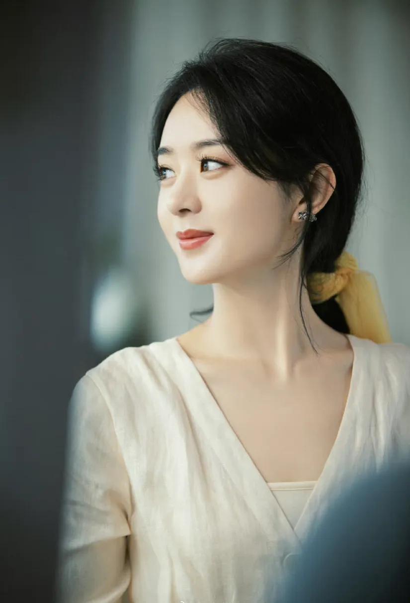 赵丽颖越来越温柔了！变得成熟知性了，努力的人在哪都会被看到