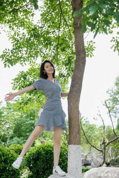 李沁是如何通过穿一身蓝色格纹裙配短发，做到美若天仙的？