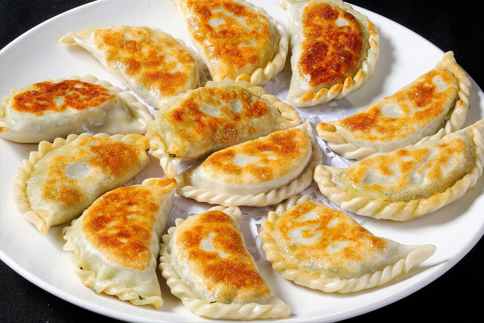 做韭菜盒子,皮太硬馅儿太散?教你正确做法,外酥里嫩,馅料鲜香