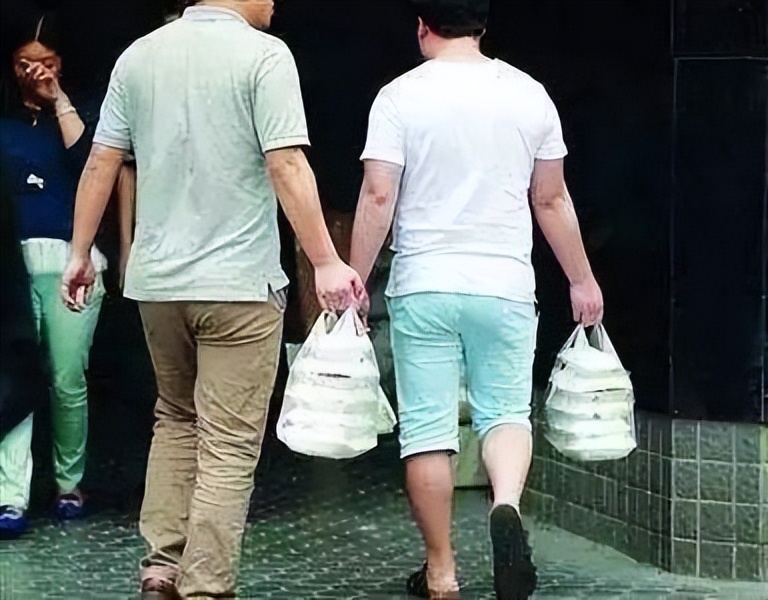 高校版孤勇者：男生暴雨中走“瀑布楼梯”为室友带饭，这交情不浅