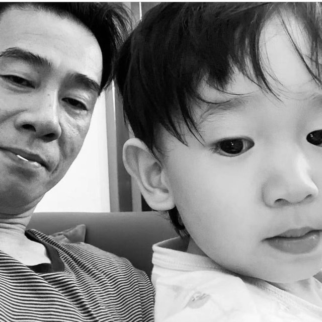 应采儿一家过年逛街，Jasper长高不少，陈小春发现被拍不生气