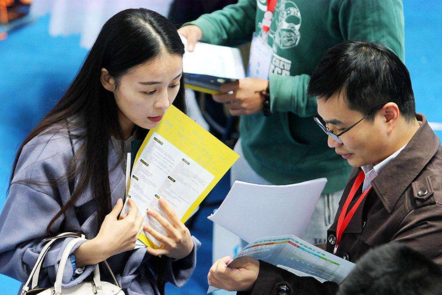 事业单位再迎喜讯，8类在编人员或将升级为公务员，教师能沾光吗