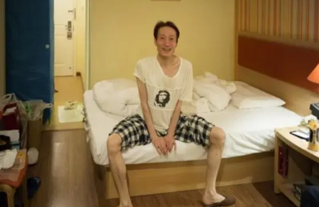 46岁“巨婴”郭冷：除了跳舞，连衣服都不会洗，年入百万无人敢嫁