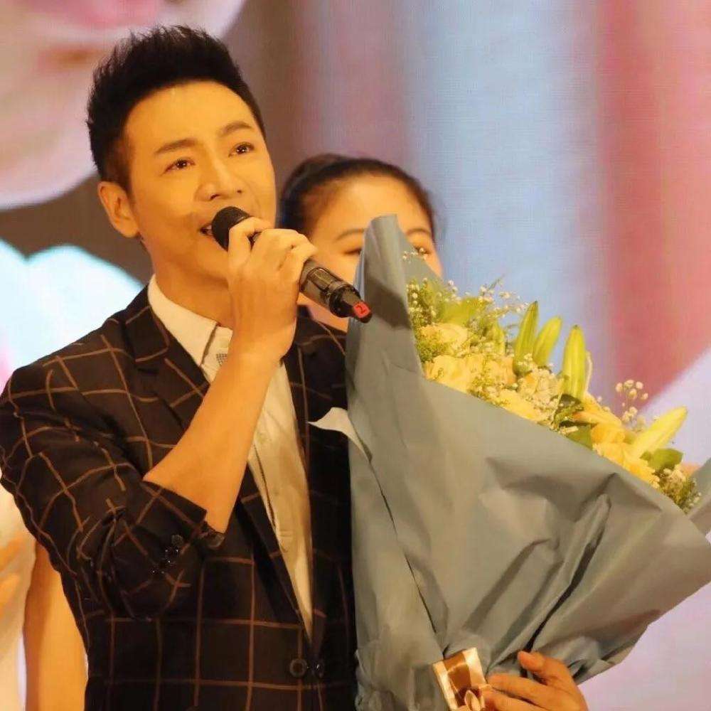 10位過氣主持人，做婚禮司儀，與妻子離婚，得重病，各有各的心酸