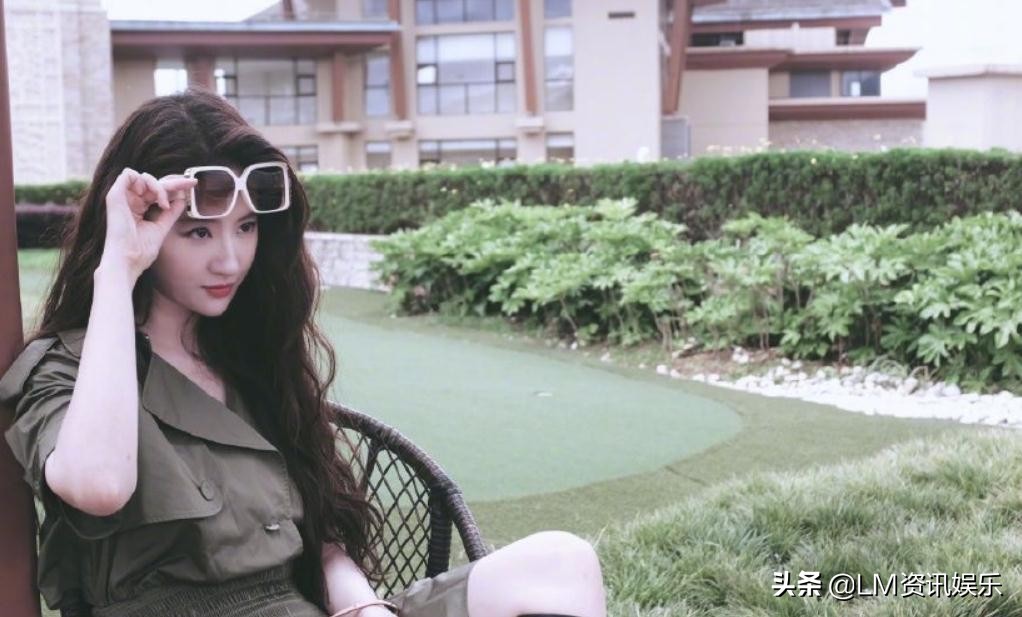 刘亦菲穿长靴戴墨镜魅力十足又美又飒