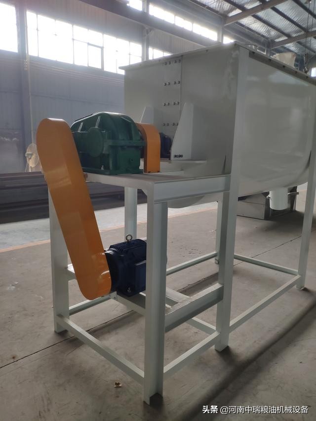 小型飼料機(jī)械設(shè)備攪拌機(jī)使用注意事項(xiàng)
