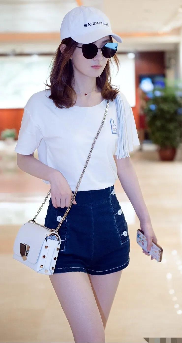 赵丽颖黑色牛仔短裤，清纯可爱，真是越来越年轻了