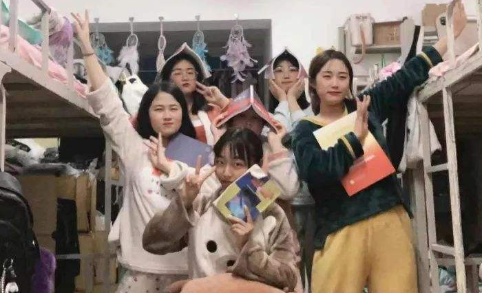 辅导员查寝新招数，学生按照指定动作拍照，学生感叹姜还是老的辣