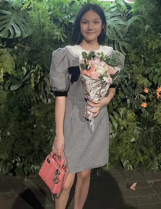 李湘晒母女近照，王诗龄靠着妈妈卖萌，试穿衣服身材高挑又瘦了