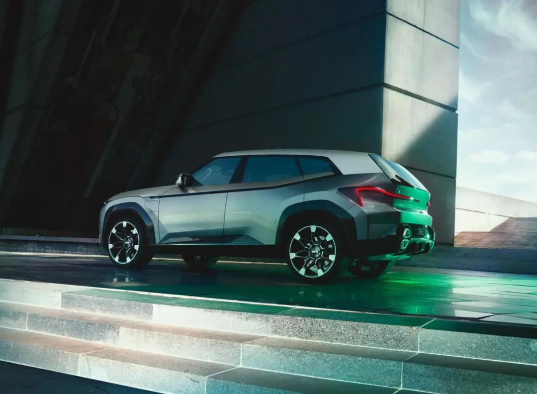 搭载4.4T V8发动机,750马力,外形超科幻,承前启后