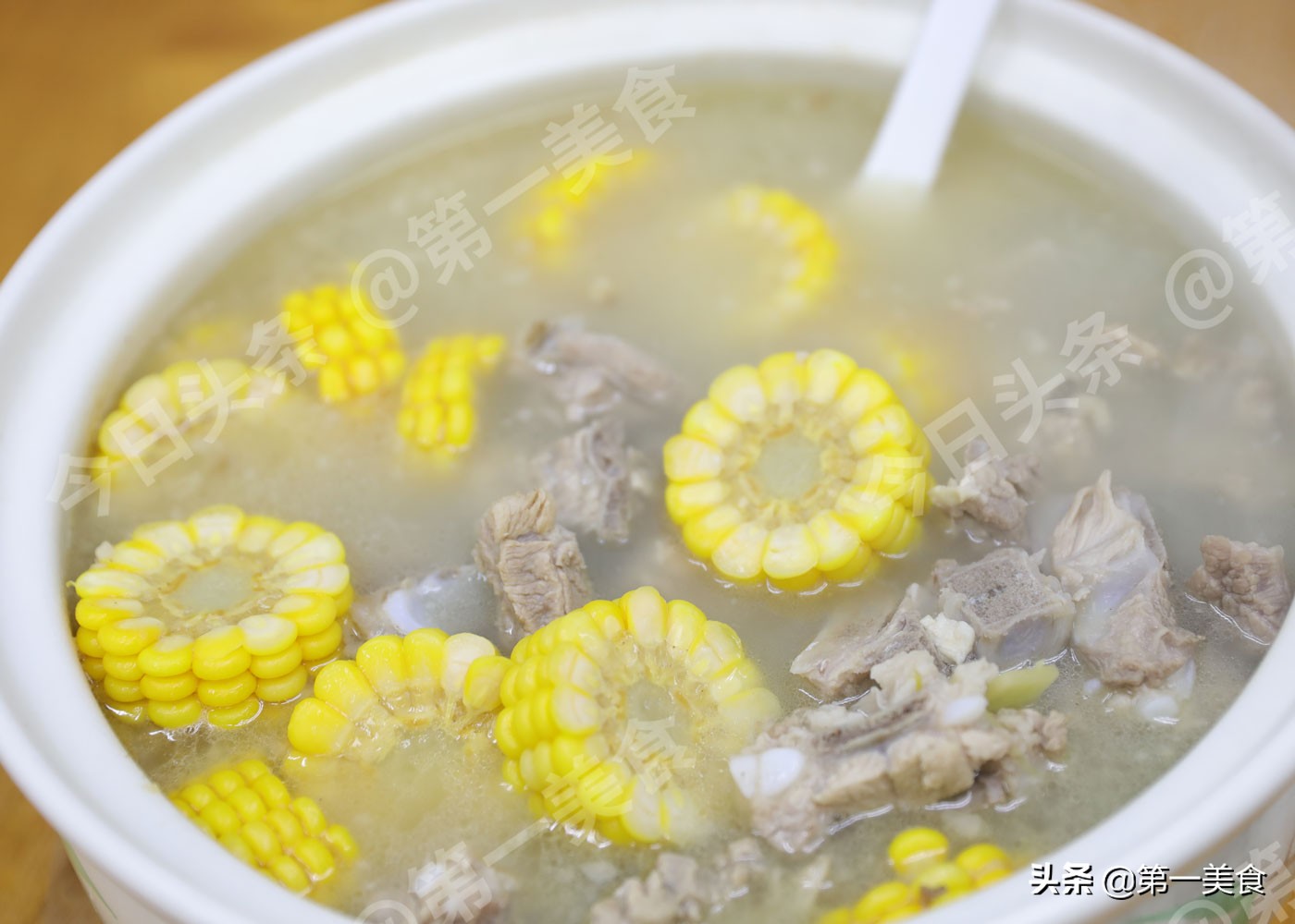 炖排骨熬猪肉，是凉水下锅还是热水下锅？明白原理，汤鲜肉嫩