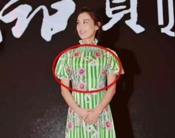 笑到胃痛的穿帮镜头，黄圣依与桌布撞衫，火凤凰们一肚子赘肉？