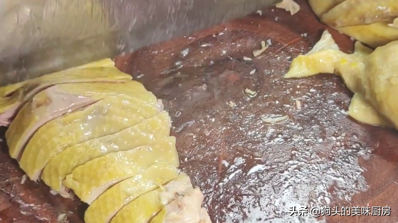 把整只鸡放到盐水中一泡，出锅皮脆肉嫩，不柴不腥，实在太厉害了