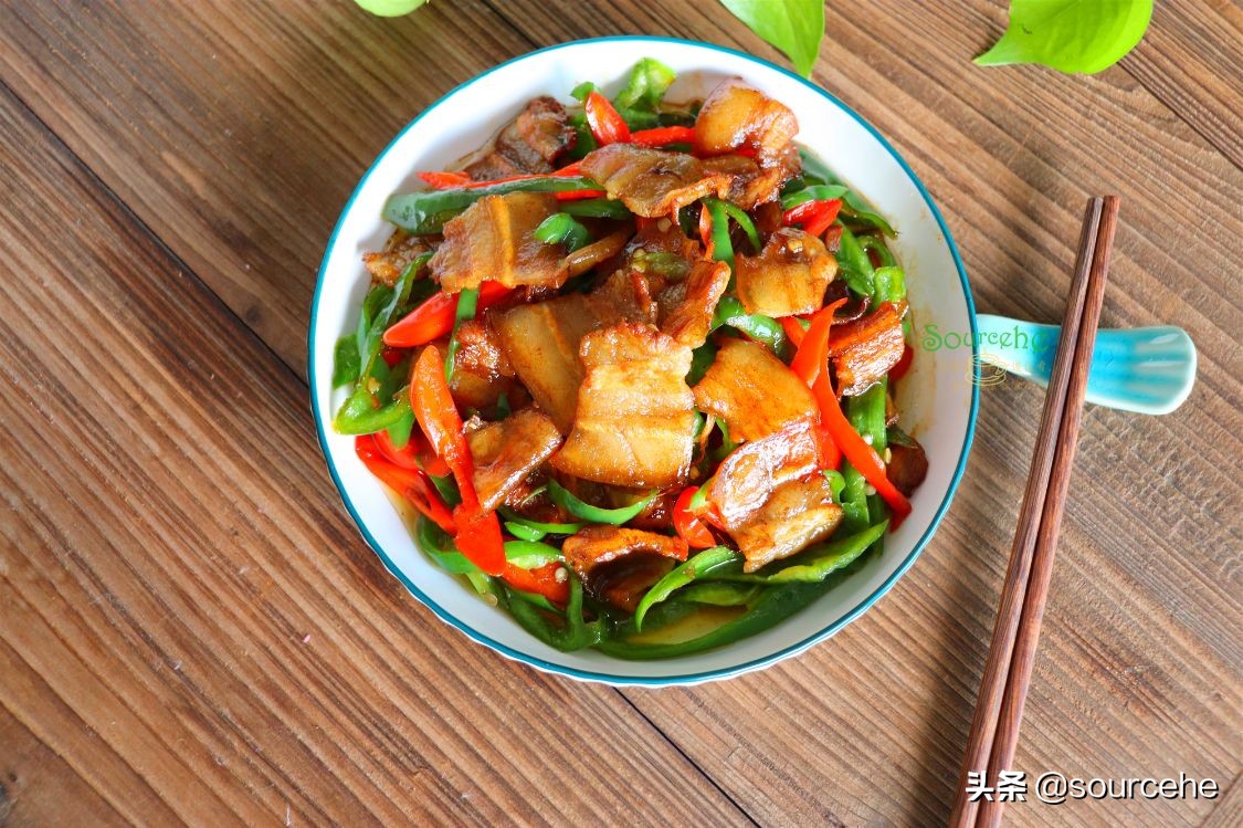 尖椒炒五花肉时多加一步，肥而不腻，香辣开胃，下酒又下饭