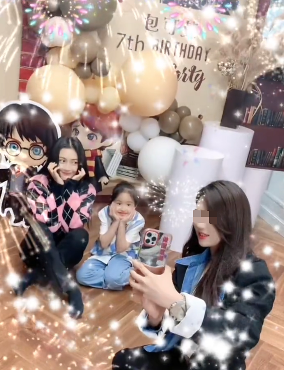 包贝尔夫妇为女儿庆生，7岁饺子打扮隆重，与宾客轮流合照星范足