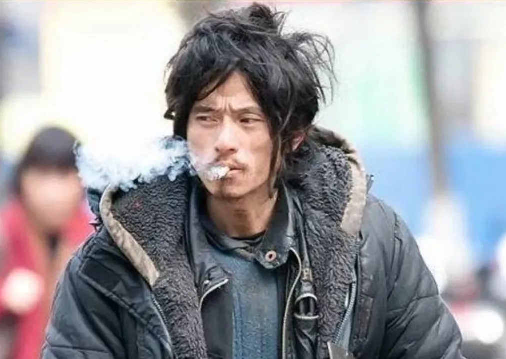 网络突然爆火,俊俏的五官和高挑身材,把破烂的衣服穿出一种颓废霸气感