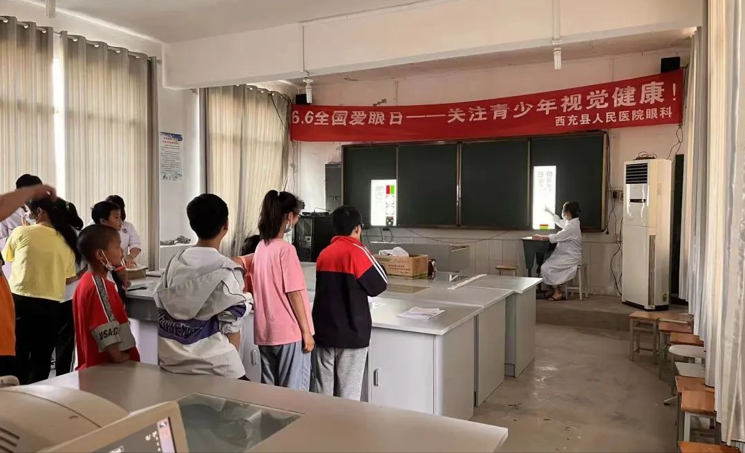 西充县人民医院眼科到槐树中心学校开展“爱眼日”公益活动
