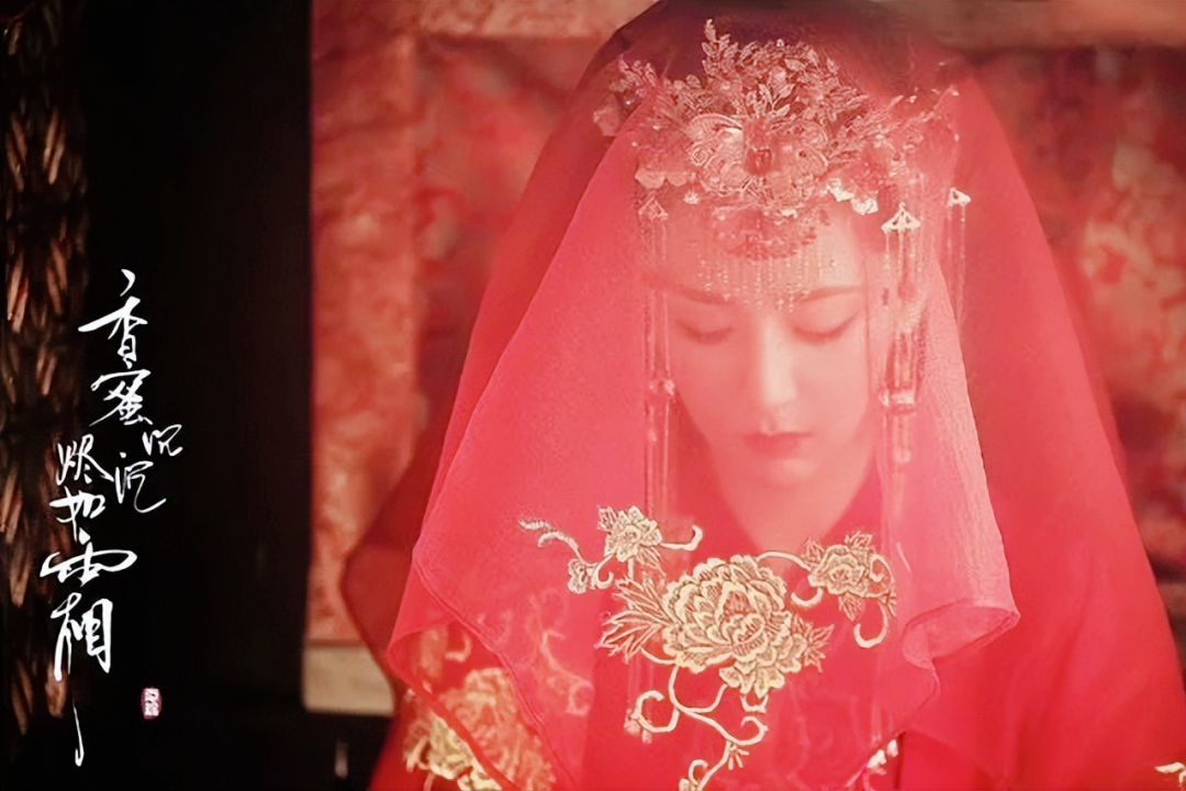 难得,有情人总算在一起了,锦觅穿上了红色嫁衣,属于人间的热闹,精致