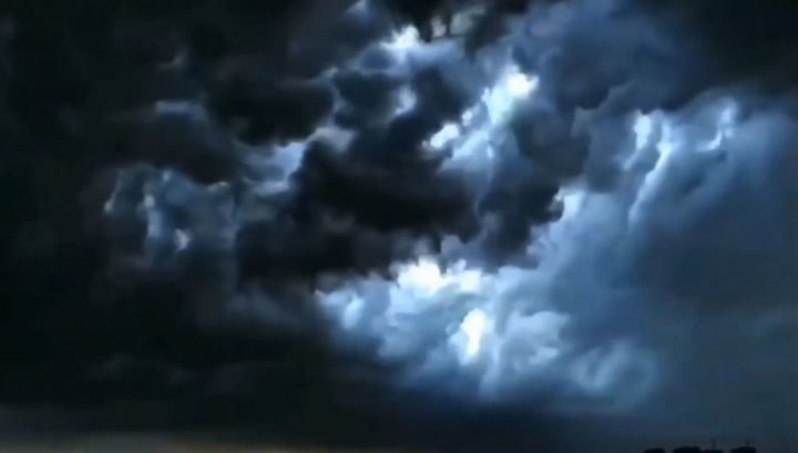 郑州“7·25”大暴雨，天空变黑后又变绿，接着又变黄，为何会这样